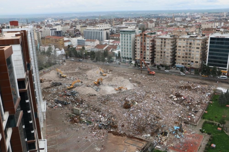 Diyarbakır’da 411 Kişinin Hayatını Kaybettiği 6 Yapıdan Geriye Dümdüz Alan Kaldı