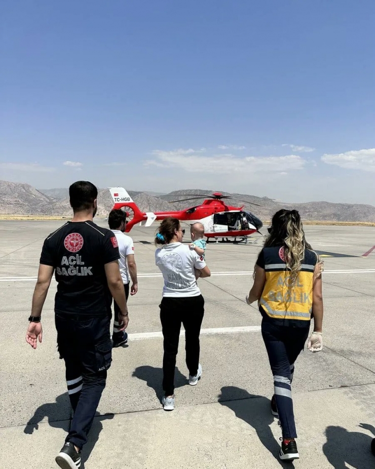 Boğazına Çengelli İğne Kaçan Bebek Şanlıurfa’da Sağlığına Kavuştu