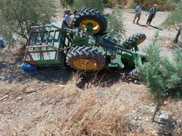 Traktör Şarampole Devrildi: 1’i Ağır 8 Yaralı