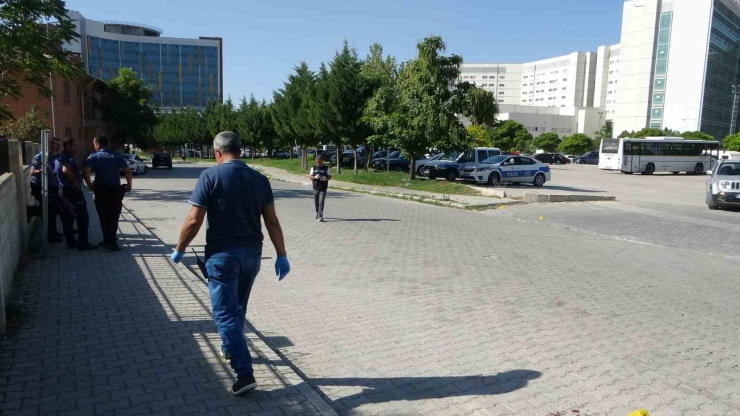 Husumetlisini Hastane Otoparkında Başından Vurdu