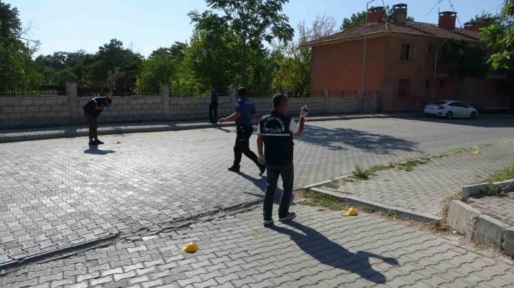 Husumetlisini Hastane Otoparkında Başından Vurdu