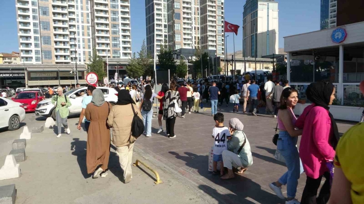 Malatya’da İki Depremin Ardından Vatandaşlar Sokağa Döküldü