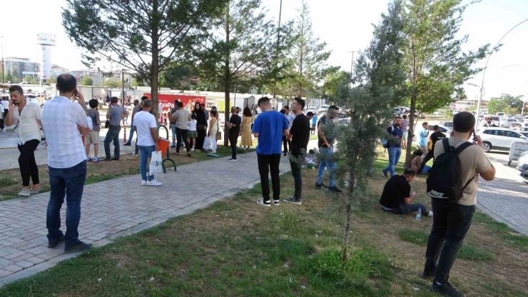 Malatya’da İki Depremin Ardından Vatandaşlar Sokağa Döküldü