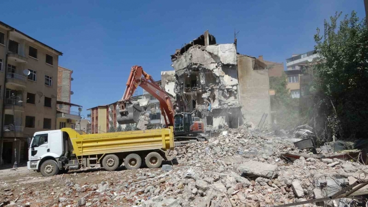 1 Günde Üç Depremle Sarsılan Malatya’da Ağır Hasarlı Binaların Yıkımlarına Hız Verildi