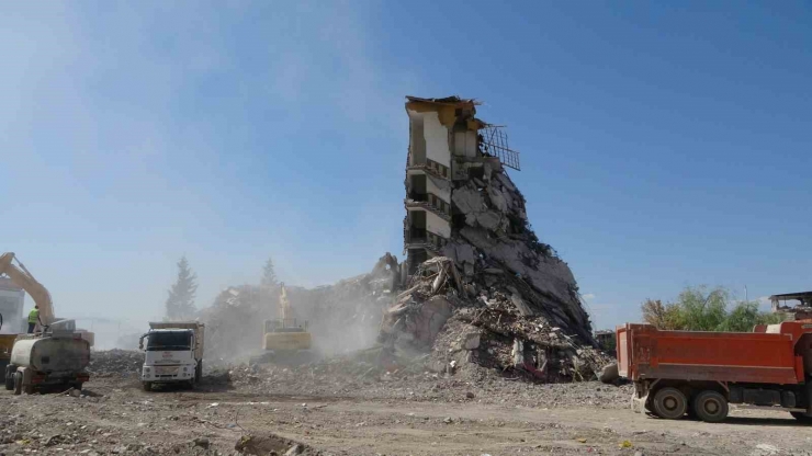 1 Günde Üç Depremle Sarsılan Malatya’da Ağır Hasarlı Binaların Yıkımlarına Hız Verildi