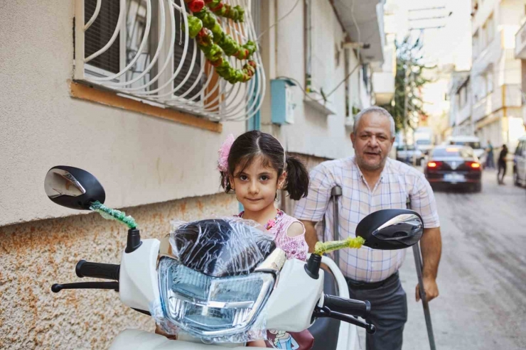 Şahin, Motorları Çalınan Engelli Çiftte Yenisini Hediye Etti