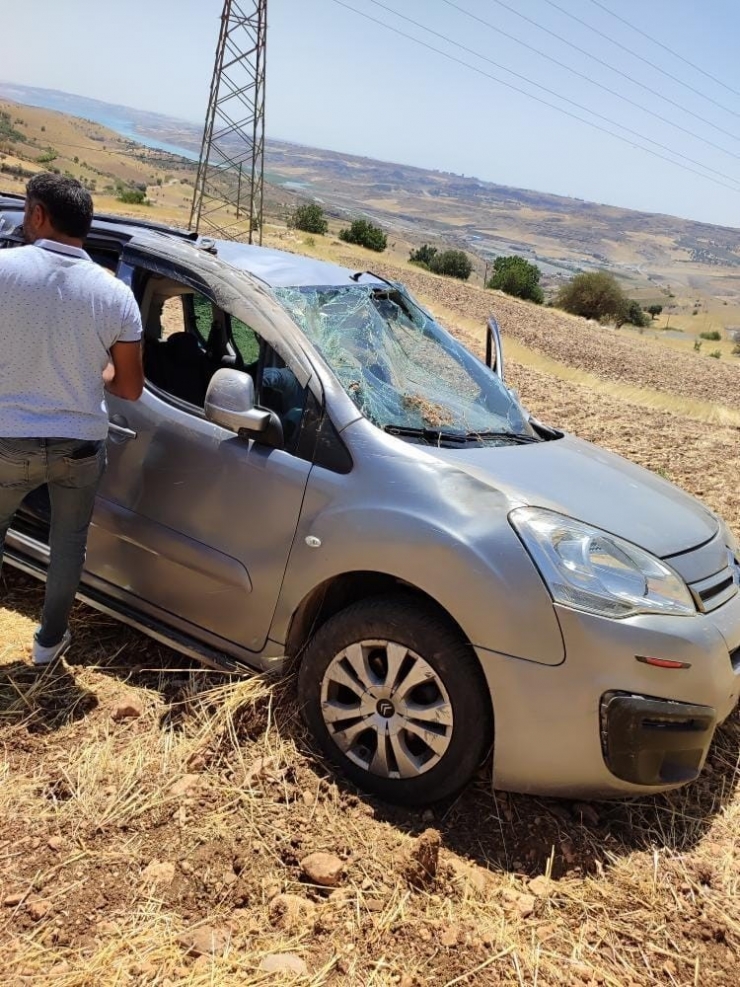 Hafif Ticari Araç Tarlaya Uçtu: 2 Yaralı