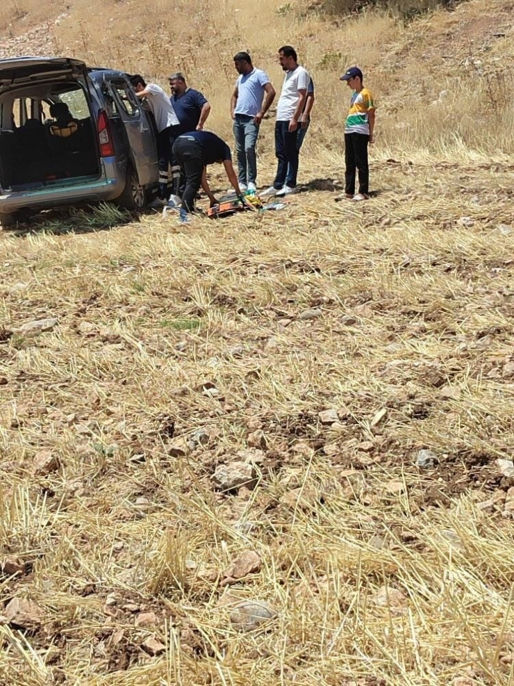 Hafif Ticari Araç Tarlaya Uçtu: 2 Yaralı