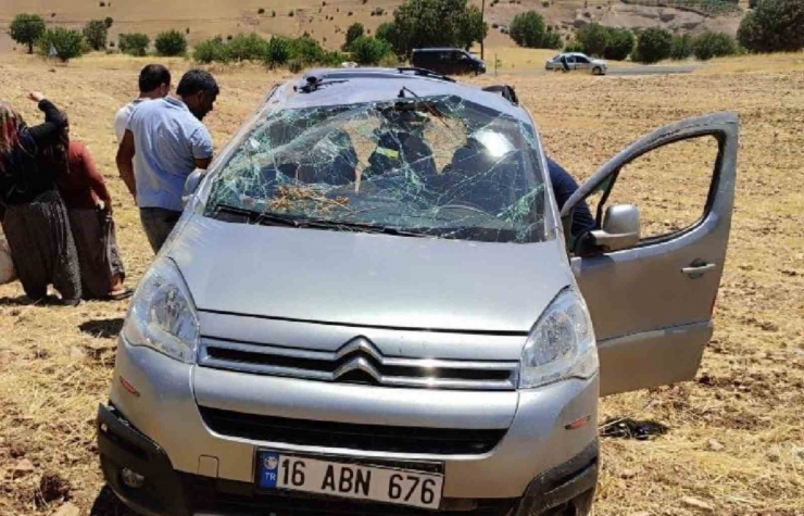 Hafif Ticari Araç Tarlaya Uçtu: 2 Yaralı