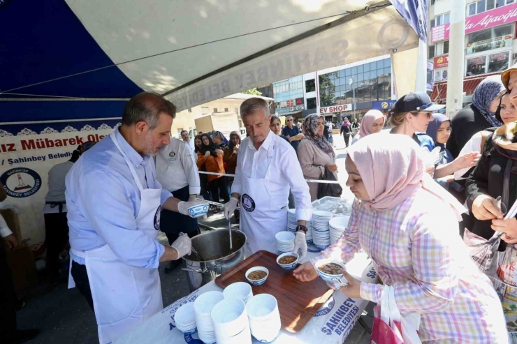 Milletvekili Çelikaslan Ve Tahmazoğlu Vatandaşlara Aşure İkramında Bulundu