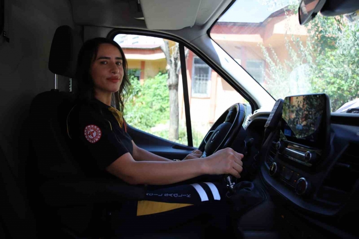 2 Milyonluk Şehrin Tek Kadın Ambulans Şoförü