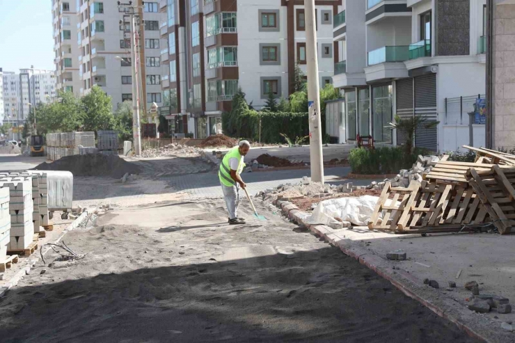 Kayapınar’da Kaldırım Yenileme Çalışmaları Devam Ediyor