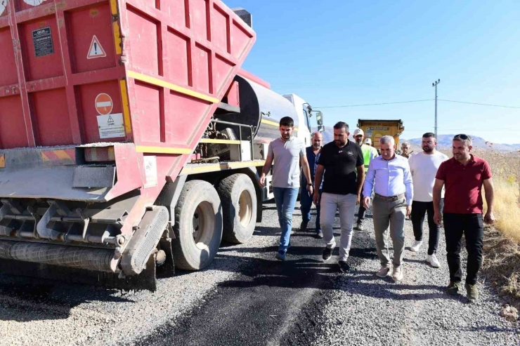 Yeşilyurt’ta Kırsal Mahallelerdeki Yol Çalışmalarına Ağırlık Verildi