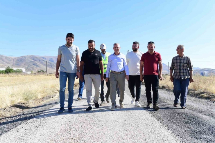 Yeşilyurt’ta Kırsal Mahallelerdeki Yol Çalışmalarına Ağırlık Verildi