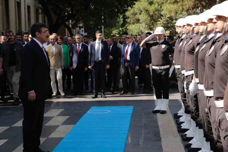 Cumhurbaşkanı Yardımcısı Cevdet Yılmaz, Diyarbakır Anneleriyle Bir Araya Geldi