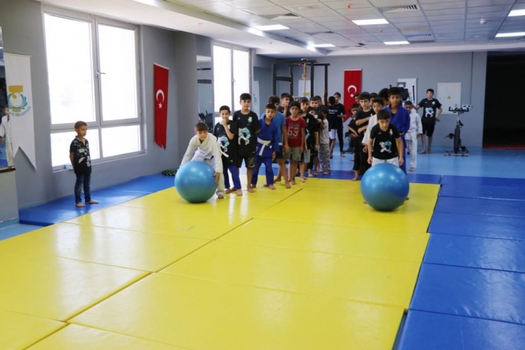 Haliliyeli Gençlerden Salon Sporlarına Yoğun İlgi