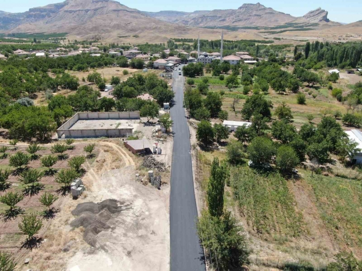 Büyükşehrin Akçadağ’daki Yol Çalışmaları Sürüyor