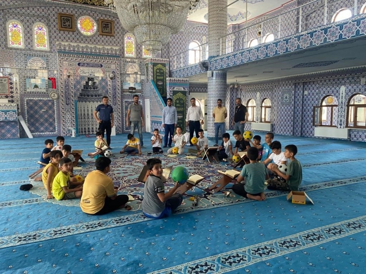 Dicle Kaymakamı Yurdagül Ve İlçe Emniyetinden Yaz Kur’an Kursu Öğrencilerine Hediye