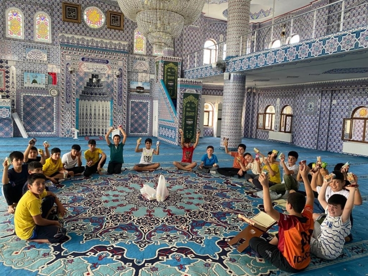 Dicle Kaymakamı Yurdagül Ve İlçe Emniyetinden Yaz Kur’an Kursu Öğrencilerine Hediye