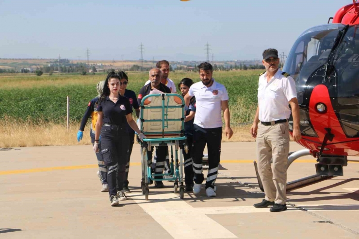 Ambulans Helikopter, Lice’de Kalp Krizi Geçiren 93 Yaşındaki Hasta İçin Havalandı