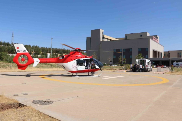 Ambulans Helikopter, Lice’de Kalp Krizi Geçiren 93 Yaşındaki Hasta İçin Havalandı