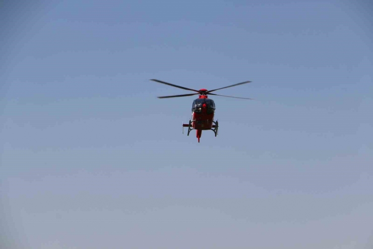 Ambulans Helikopter, Lice’de Kalp Krizi Geçiren 93 Yaşındaki Hasta İçin Havalandı