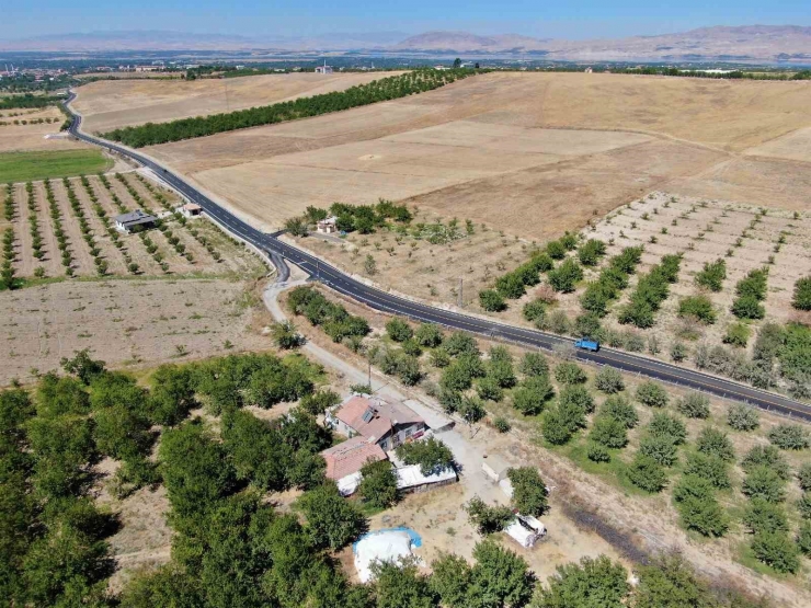 Büyükşehir, Yolları Asfaltlamaya Devam Ediyor