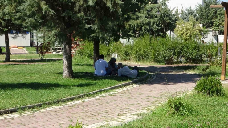 Depreme Uykuda Yakalanan Malatyalılar Parklara Akın Etti