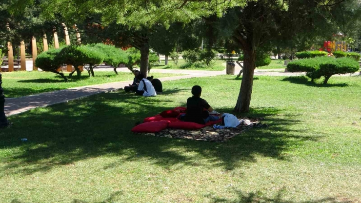 Depreme Uykuda Yakalanan Malatyalılar Parklara Akın Etti