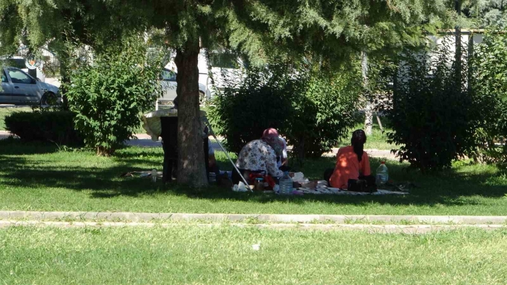 Depreme Uykuda Yakalanan Malatyalılar Parklara Akın Etti