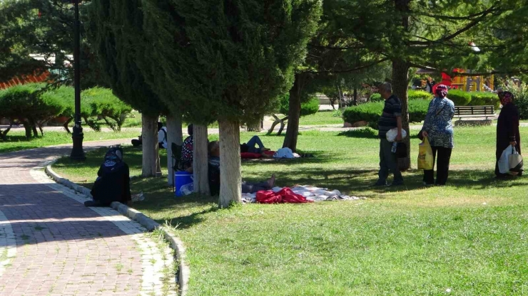 Depreme Uykuda Yakalanan Malatyalılar Parklara Akın Etti