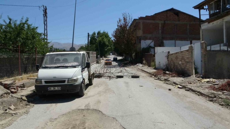 Yıkılmasını İstedikleri Ağır Hasarlı Bina İçin Yolu Trafiğe Kapattılar