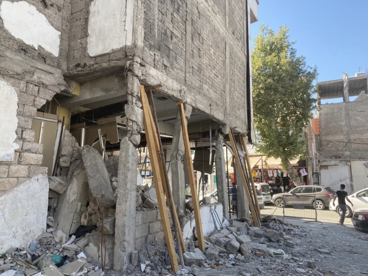 Kentin Göbeğindeki Yıkılmak Üzere Olan Bina Yürekleri Ağza Getiriyor