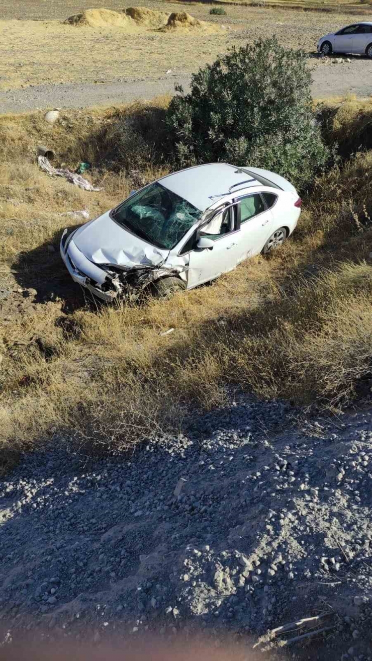 Tır İle Çarpışan Otomobil Şarampole Yuvarlandı: 1 Yaralı