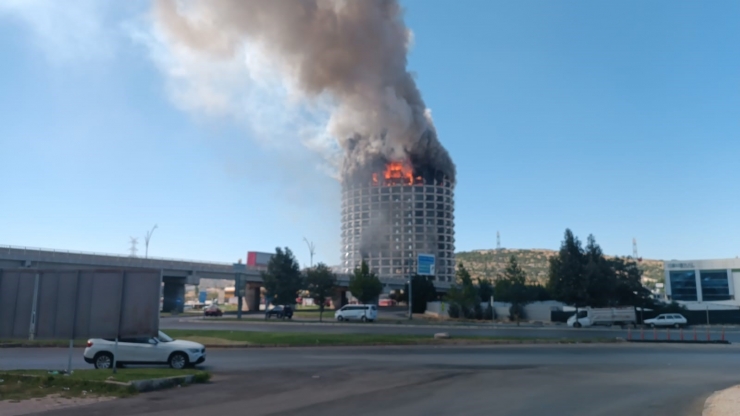 Gaziantep’te 17 Katlı Eski Otelde Yangın