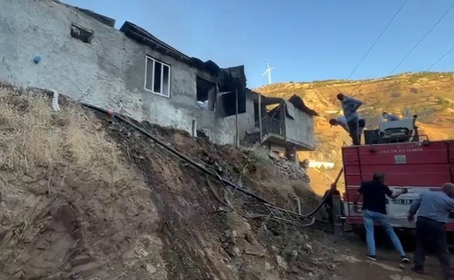 Çıkan Yangın Evi Küle Çevirdi