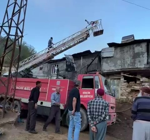 Çıkan Yangın Evi Küle Çevirdi