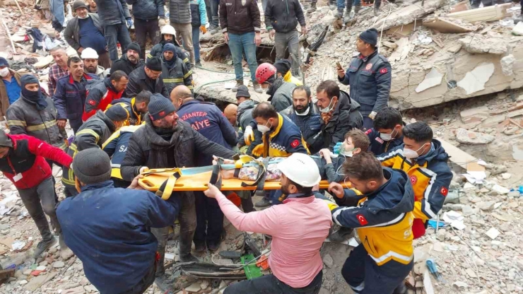 Gaziantep’te 110 Araç İle Bini Aşkın Acil Sağlık Personeli Depremzedelerin İlk Yardımına Koştu