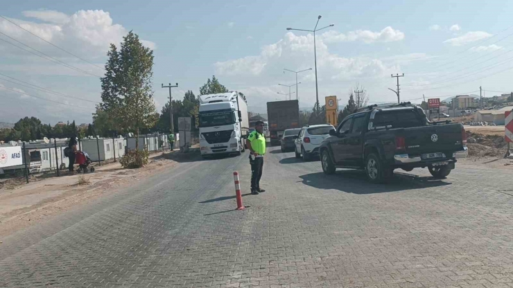 Zirai Alet Taşıyan Tırlar Trafikte Uzun Araç Kuyruklarına Neden Oldu