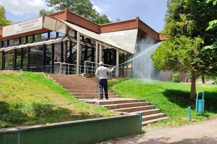 Gaziantep’te Sivrisinek Ve Karasineklere Karşı İlaçlama Çalışmaları Devam Ediyor