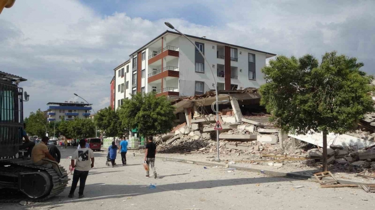 Malatya’da Ağır Hasarlı Bina Yıkım Sırasında Sağlam Binanın Üzerine Çöktü