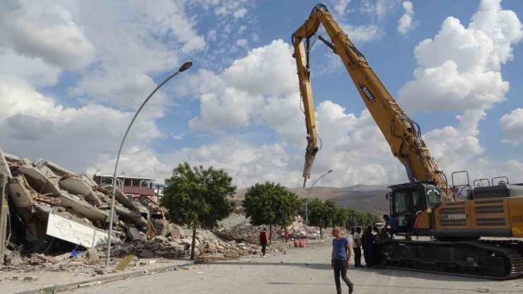 Malatya’da Ağır Hasarlı Bina Yıkım Sırasında Sağlam Binanın Üzerine Çöktü