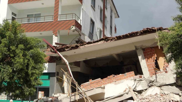 Malatya’da Ağır Hasarlı Bina Yıkım Sırasında Sağlam Binanın Üzerine Çöktü