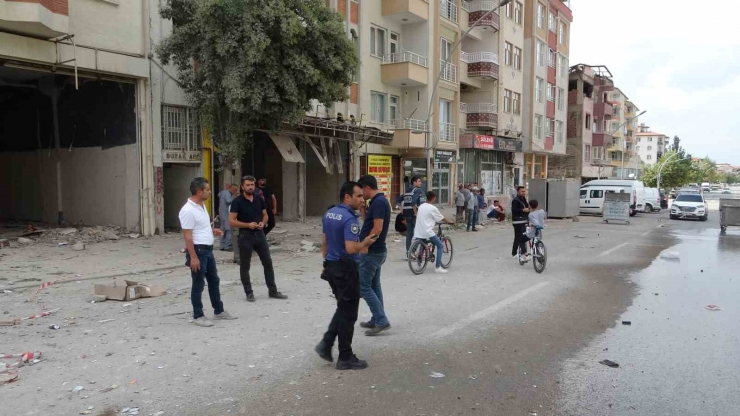 Malatya’da Ağır Hasarlı Bina Yıkım Sırasında Sağlam Binanın Üzerine Çöktü