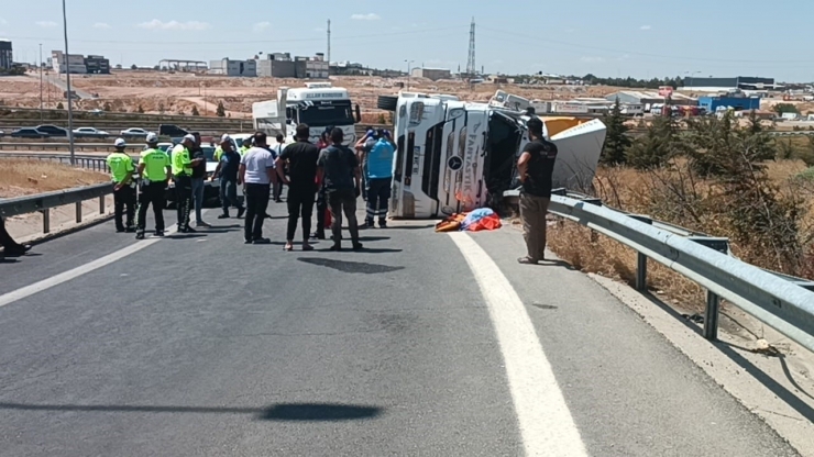 Devrilen Kamyonun Sürücüsü Öldü, Yakınlarının Feryadı Yürek Dağladı