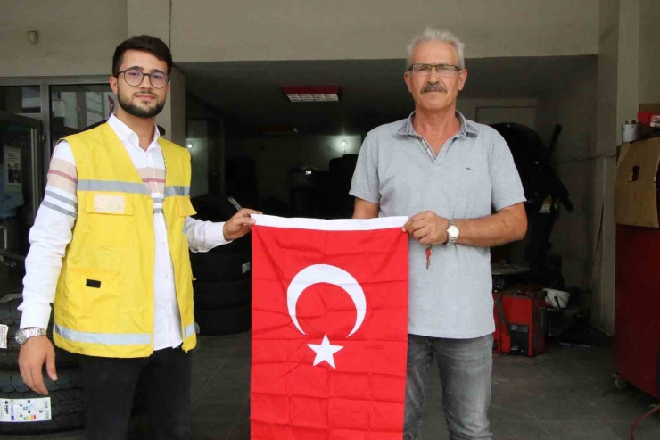 Haliliye’de Esnaf Ve Vatandaşa Türk Bayrağı Dağıtıldı