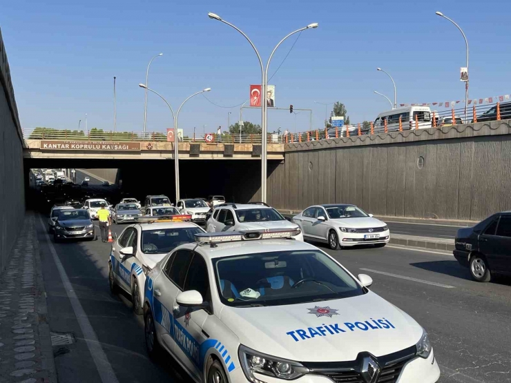 Diyarbakır-şanlıurfa Karayolunda Kaza: 3 Yaralı