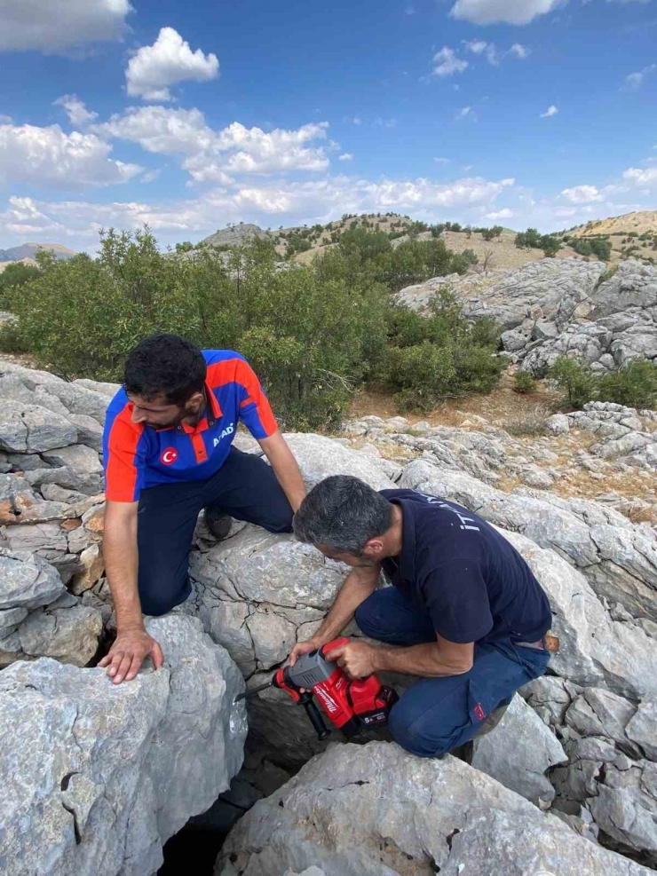 Kayaların Arasına Sıkışan Keçiyi Afad Ve İtfaiye Ekibi Kurtardı