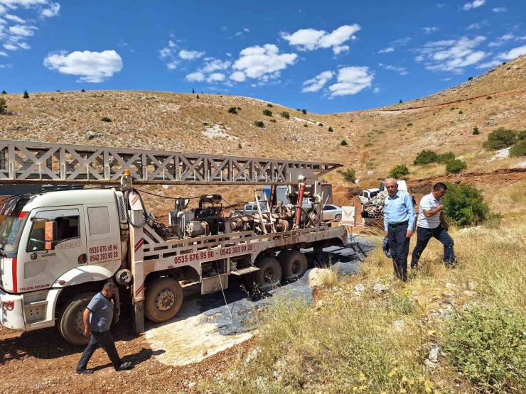 Çelikhan İlçesinde 3 Kuyuda Su Bulundu