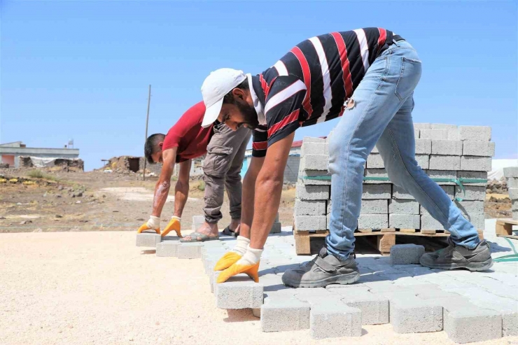 Ergani’de Kilitli Parke Döşemeleri Devam Ediyor